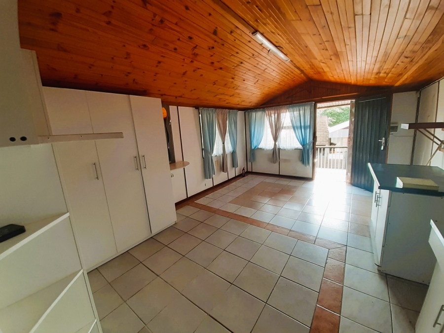 6 Bedroom Property for Sale in Paradise Beach Eastern Cape